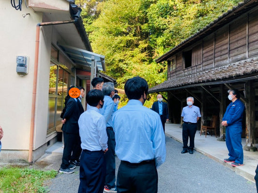 家具職人の卵たち：母校の現役生たちが事業所見学